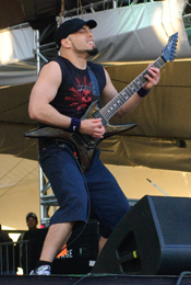 Marc Rizzo, do Soulfly, dá uma mãozinha na guitarra