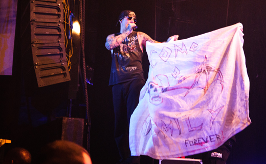 M. Shadows ergue faixa jogada no palco pelos fãs, que não pararam de agitar e cantar em todo o show 