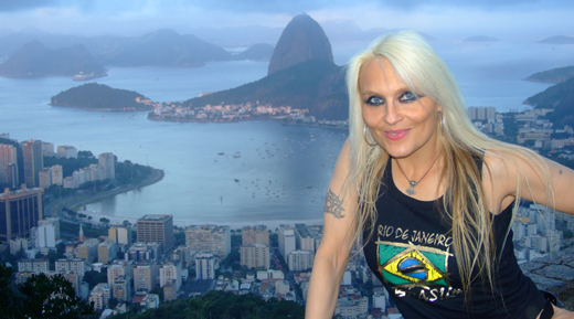 A 'Metal Queen' com camiseta do Brasil, posando de turista no Corcovado, com o Pão de Açúcar ao fundo
