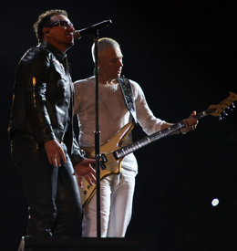 Bono canta ao lado do estiloso Adam Clayton
