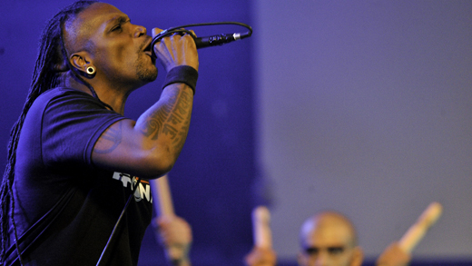 O vocalista Derrick Green solta o vozeirão, com a percussão do Tambours du Bronx ao fundo 