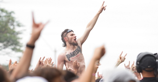 Um fã surge no meio do público com uma tatuagem gigante do Pantera no peito e emociona Phil Anselmo