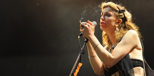 Courtney Love fez de quase tudo um pouco no show de encerramento do palco New Stage, menos cantar