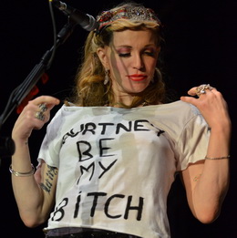 Courtney Love veste camiseta dada por fã