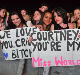 Fãs homenageiam Courtney Love com cartazes