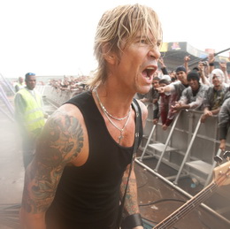 Duff desce do palco e vibra no meio do público