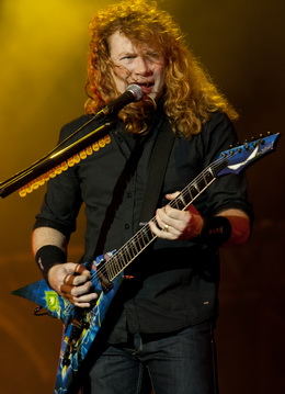 Mustaine e a guitarra com a capa de 'Rust in Peace'