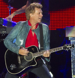 Jon Bon Jovi tocando violão na música de abertura