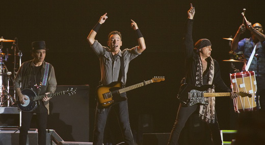 Paisagem geral do Palco Mundo com Bruce Springsteen e a E Street Banda se divertindo com o público
