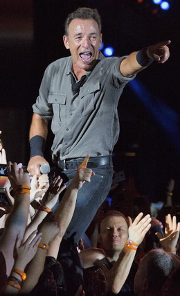 Povão: Bruce Springsteen montado na grade