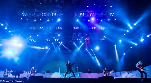 Visão geral do palco do Iron Maiden, em tom azulado idêntico ao do álbum "Seventh Son Of a Seventh Son'