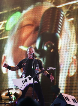 James Hetfield e a imagem aumentada no telão GGG