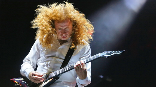 O guitarrista Dave Mustaine debulhando a guitarra logo no início da noite, na veloz 'Hangar 18'