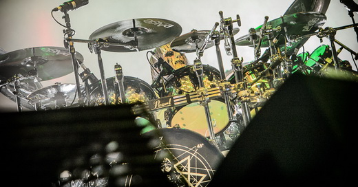 O cadavérico baterista Joey Jordison no kit que anda pra frente e gira 90º, sem interromper o show  