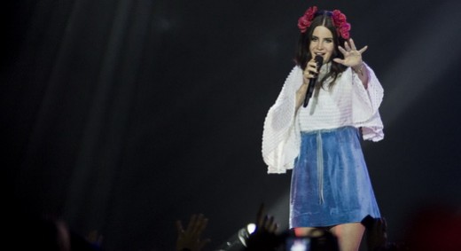 Lana Del Rey canta para uma multidão enlouquecida no encerramento da turnê pelo Brasil, no Rio
