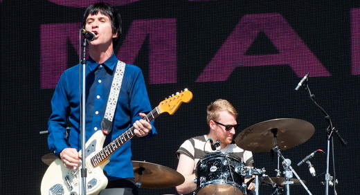 O guitarrista Johnny Marr à frente de sua banda na ensolarada tarde de domingo do Lollapalooza