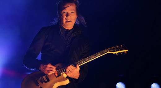 Eterno parceiro de Reznor, Robin Finck quase não toca guitarra durante o show do Nine Inch Nails