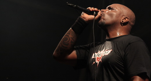 Pedrada: o vocalista Derrick Green com os vocais mais 'limpos' no comando do novo show do Sepultura