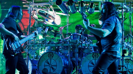 O baixista John Myung e o guitarrista John Petrucci duelam em frente ao baterista Mike Mangini