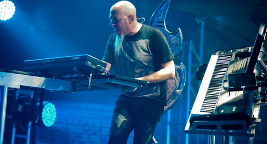 Um pouco da parafernália do tecladista Jordan Rudess; o keytar estilizado está escondido atrás dele