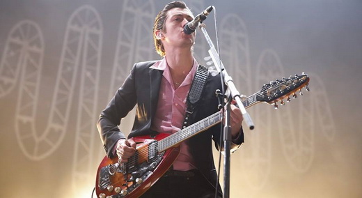 De volta ao Rio, Alex Turner e o Arctic Monkeys melhoram um bocado no quesito performance de palco