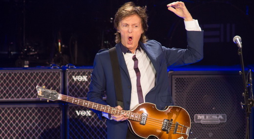 Paul McCartney em um momento 'atitude rock'n'roll' no show de ontem, o primeiro dessa turnê no Rio