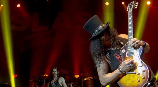 Slash empunha a guitarra em sua posição mais característica, no primeiro show dessa turnê pelo Brasil  