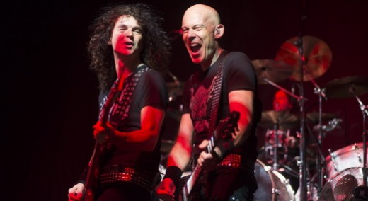 O baixista Peter Baltes e o guitarrista Wolf Hoffmann se divertem durante o show do ano passado, no Rio
