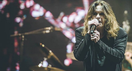 Apoiado no pedestal do microfone, Ozzy Osbourne inicia a apresentação hipnótica do Monsters Of Rock