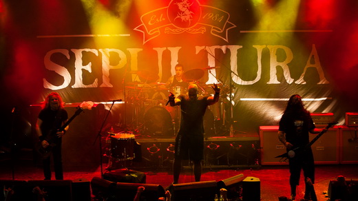Paisagem do palco do Sepultura: Paulo Jr., Derrick Green, Andreas Kisser e Eloy Casagrande, no fundo 