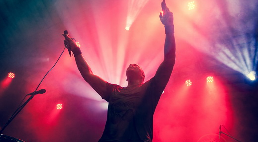 Derrick Green no agito: as músicas da fase dele são cantadas pelo público como não se via antes