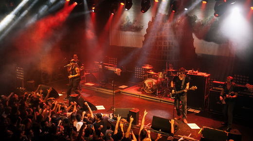 Vista geral do palco do Titãs, ainda com o cenário com a imagem da capa do álbum 'Nheengatu'