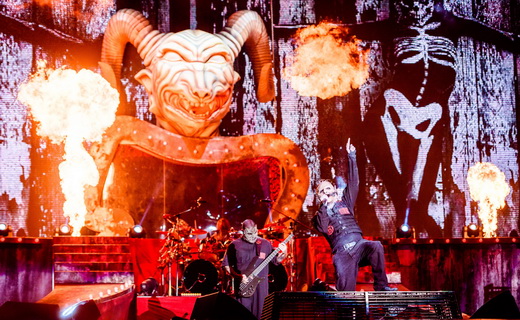 Vista geral do palco com o novo cenário que inclui a cabeça do demônio e muita pirotecnia
