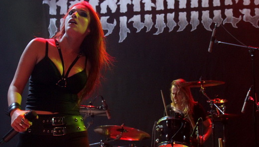 Angélica Burns e o baterista Thomás 'Animal' Martin no comando do show ultrapesado do Hatefulmurder  