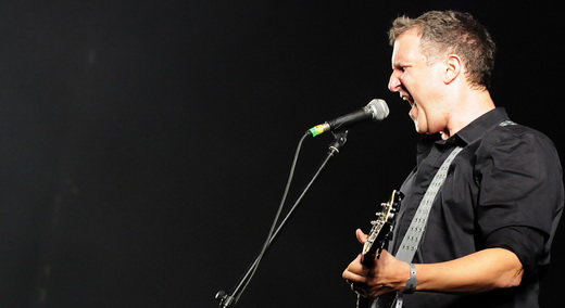O guitarrista e vocalista da Plebe Rude, Philippe Seabra, soltando a ferina voz no palco do Porão do Rock