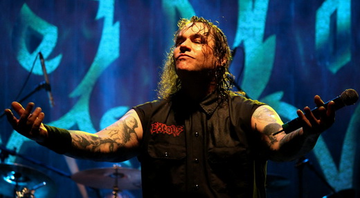 Nem aí: o vocalista do Exodus, Steve 'Zetro' Souza, e o habitual chamamento ao thrash metal de raiz