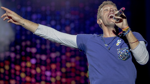 O vocalista do Coldplay, Chris Martin, mostra todo o domínio dos três palcos em que a banda ainda toca