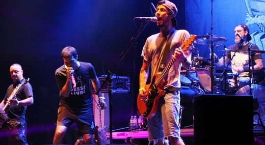 Alyand (baixo), Rodrigo, Ric Mastria (guitarra) e Marcos Melloni (bateria): aniversário de 25 anos
