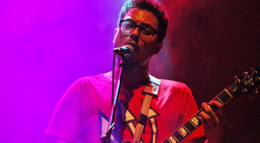 O guitarrista e vocalista do Menores Atos, Cyro Sampaio, que contou com a boa cantoria do público