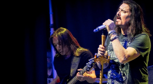 O vocalista do Dream Theater, James LaBrie, mostra ótima forma ao lado do baixista John Myung