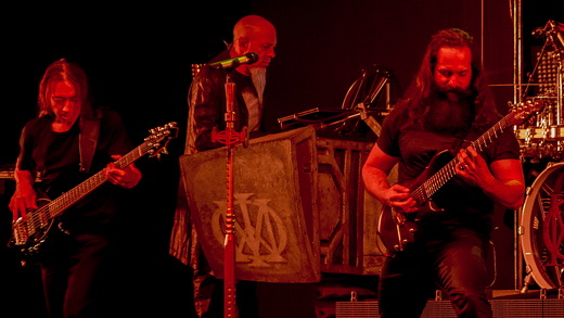 Os Johns Myung e Petrucci tocam na beira do palco enquanto o compenetrado Rudess garante a retaguarda