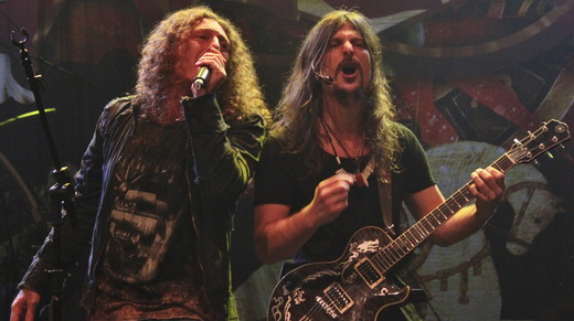 Lione canta junto com o guitarrista Rafael Bittencourt, protagonista maior dessa nova fase do Angra