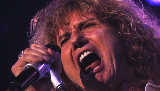 O líder do Whitesnake, David Coverdale, fazendo aquele esforço para resgatar a voz do fundo da alma