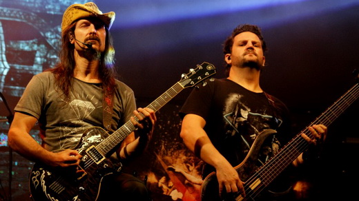 O guitarrista e atual manda-chuva no Angra, Rafael Bittencourt, e o eficiente baixista Felipe Andreoli