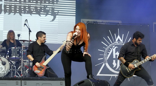 O Hatefulmurder na abertura dos trabalhos no domingão do Hell In Rio, com a vocalista Angélica Burns 