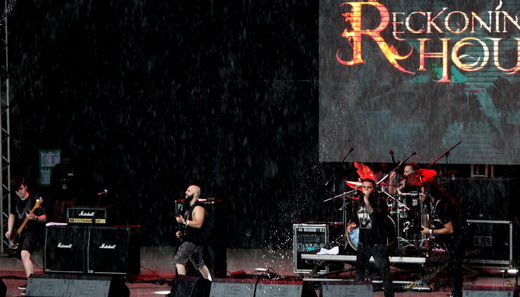 No primeiro show da edição de estreia do Hell In Rio, sob chuva, o Reckoning Hour fez o que pode