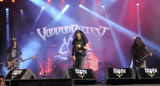 Voodoopriest: o baixista Bruno Pompeo, o vocalista Vitor Rodrigues e o guitarrista Renato De Luccas  