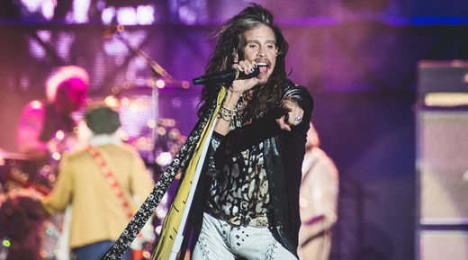 O vocalista do Aerosmith, Steven Tyler, aos 69 aninhos, esbanja energia e presença de palco 