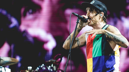 O vocalista do Red Hot Chili Peppers, Anthony Kiedis, que comanda a plateia em várias baladinhas