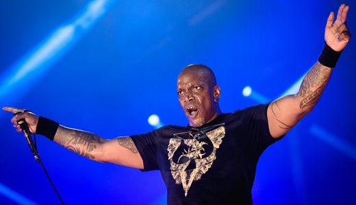 O vocalista do Sepultura, Derrick Green, no comando de um show avassalador, o último do Palco Sunset